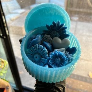 Candle wax melt’s. Amazing smell and everything is handmade. Container include.